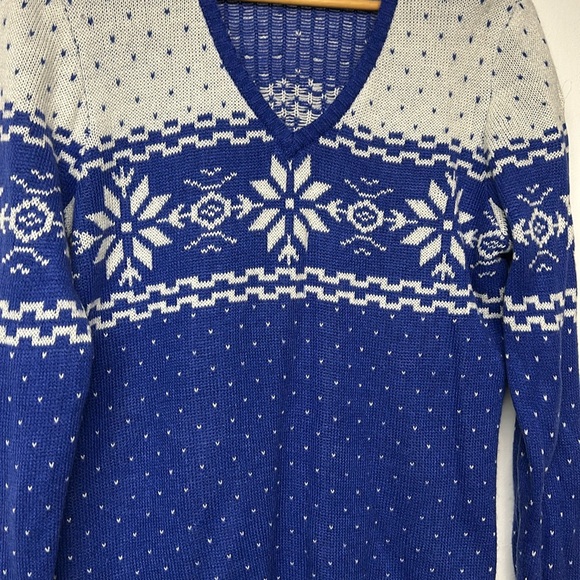 Liz Claiborne Petite Large Snowflake Sweater - Picture 3 of 9